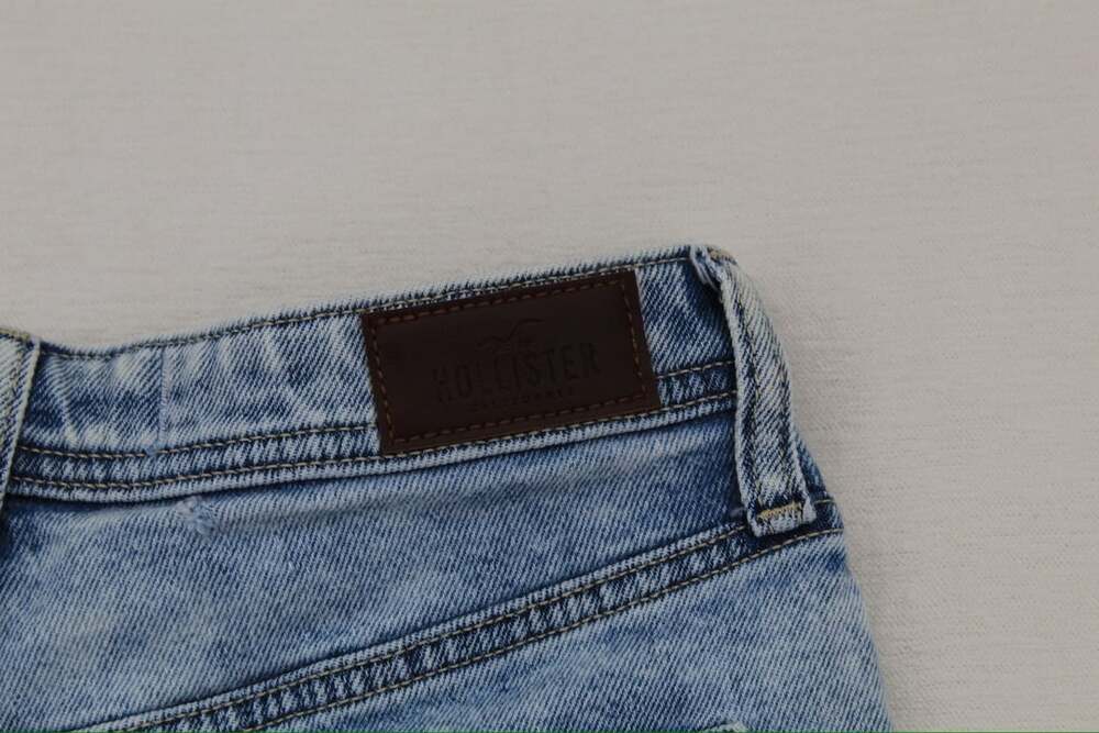 Hollister Curvy Ultra High-Rise Mom Short Distressed Denim Shorts Size 5 W27 - Picture 6 of 8
